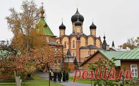 Женский монастырь в Эстонии отказался выходить из подчинения РПЦ. Пюхтицкий Успенский ставропигиальный женский монастырь в Эстонии отказался выходить из подчинения Московскому патриархату по юридическим причинам.