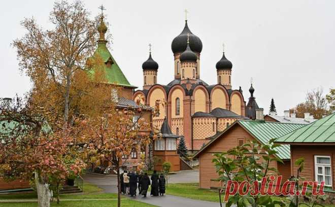Женский монастырь в Эстонии отказался выходить из подчинения РПЦ. Пюхтицкий Успенский ставропигиальный женский монастырь в Эстонии отказался выходить из подчинения Московскому патриархату по юридическим причинам.
