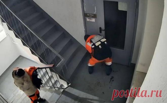 Бастрыкин заинтересовался мигрантами, живущими под лестницей дома Тюмени. Председатель следственного комитета (СК) России Александр Бастрыкин потребовал доклад о расследовании дела с мигрантами, поселившимися на лестничной клетке дома в Тюмени, сообщила пресс-служба СК в своем телеграм-канале.