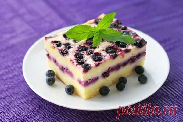 Эта запеканка тает во рту. Нежная и вкусная.⠀⠀⠀
⠀
Ингредиенты:⠀⠀
3 яйца⠀⠀
400 г 0,2% творога 
100 мл 0,5% молока⠀⠀
40 г кукурузного крахмала⠀⠀
подсластитель 
Приготовление:⠀⠀
Белки взбить до крепкой пены. Остальное смешать отдельно до однородной массы.Вмешать белки к творожной массе. Форму смазываем и переливаем все в форму,посыпаем ягодами и отправляем в духовку, разогретую до 180* на ~40-50 мин. 
Достаем только после того, как запеканка остынет. У меня получились 2 такие...