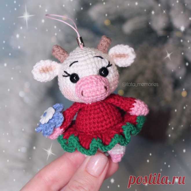 PDF Коровка Малышка крючком. FREE crochet pattern; Аmigurumi animal patterns. Амигуруми схемы и описания на русском. Вязаные игрушки и поделки своими руками #amimore - корова, маленькая коровка, телёнок, бык, бычок.