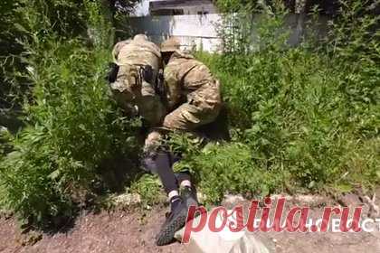 Задержание готовившего покушение на главу Крыма россиянина попало на видео. Задержание сотрудниками ФСБ гражданина России, готовившего покушение на главу Крыма Сергея Аксенова, попало на видео. На кадрах видно, как мужчина в спортивном костюме идет по улице. В это время из автомобиля выбегают силовики в камуфляже, укладывают его на землю и надевают наручники.