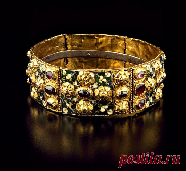 Тайна железной короны 

Железная корона Ломбардии - древнейшая из дошедших до наших дней королевских регалий Европы. Корона состоит из шести прямоугольных чеканных золотых сегментов, соединенных вертикальными шарнирами и украшенных эмалью и драгоценными камнями, образующими рельефные вставки в форме крестов и цветов.
Показать полностью…