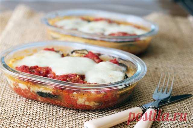 Melanzane alla Parmigiana/ Баклажаны по-пармски 
Много томатного соуса, много сыра и баклажаны - невозможно устоять, как это вкусно!Типично итальянское блюдо, широко известное во всем мире, и, несмотря на название 