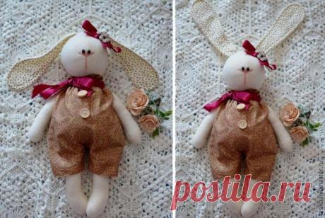 Зайка из флиса: шьем ушастого друга Сложность: ниже средней
Время работы: 3 часа Материалы: флис, хлопок 100%, холлофайберСо слов автора. Хочу предложить сшить вам милую Зайку — игрушку, которая может стать постоянным спутником (другом)...