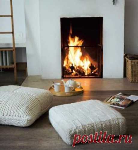 Чехлы на напольные подушки. Размеры: большая подушка - 70 х 70 см, маленькая подушка - 50 х 50 см. Спицами. / knittingideas.ru