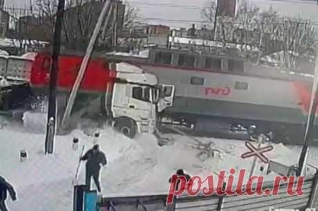 В Подмосковье машинист тепловоза протаранил «КамАЗ». Пострадавших нет.