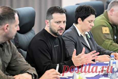 Японский журналист заявил Зеленскому о неуместности просьб об оружии в Хиросиме. Японский журналист в ходе пресс-конференции президента Украины Владимира Зеленского в рамках саммита Большой семерки (G7) указал ему, что неуместно озвучивать просьбы о поставках оружия в Хиросиме. Президент Украины провел двусторонние встречи с большинством лидеров других стран, приехавших в Хиросиму.