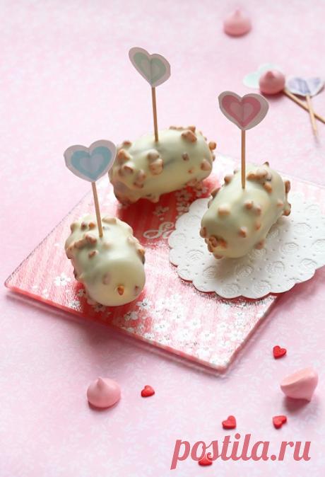 Пирожное "Картошка" с марципаном

Всем, кто неравнодушен к марципану или ищет какой-нибудь необычный рецепт любимой "картошки", непременно стоит попробовать! 

Ставьте  и готовьте этот простой и вкусный десерт для праздничного чаепития.

 Ингредиенты (выход: ~ 10 штук по 35 г)

Бисквит с марципаном:
80 г марципана 65% (натереть на тёрке)
10 г сахара
1 яйцо
1 желток
25 г растопленного сливочного масла
3 г сливок или молока
25 г муки
1 г разрыхлителя
щепотка соли

Шоколадный...