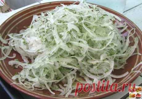 Маринованный лучок для шашлыка, салатов и просто с хлебушком покушать.
4-5 луковиц
2-3 зубчика чеснока
2-3 ст.л. уксуса
5 ст.л. растительного масла
2-3 ч.л. сахара
лавровый лист
перец черный
сухая зелень петрушки и укропа
соль по вкусу
Лук нарезаем кольцами или полукольцами
Складываем нарезанный лучок в гламурную посудку
Добавляем сухую зелень петрушки и укропа
Далее лавровый лист
Следом сахар
Перец (соль по - вкусу)
Заливаем уксусом
Хорошенько перемешиваем
Далее обжариваем наш чеснок на расти