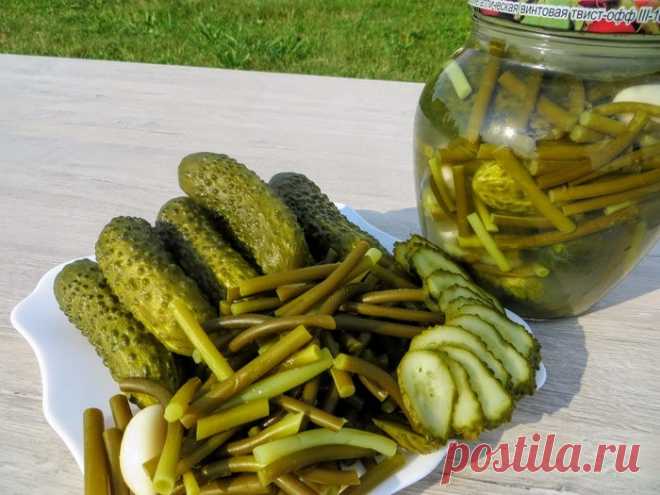 Чесночные стрелки с огурцами
