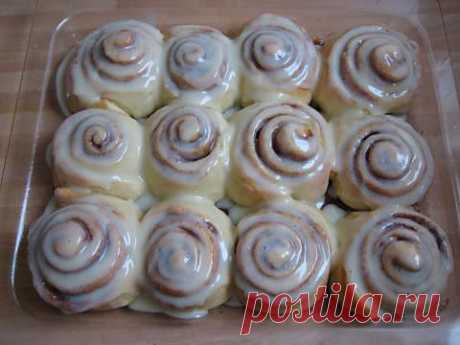 Циннамоновый рулет...Недавно прочла книгу Кинга «Под куполом» и персонажи в книге на протяжении всего повествования с ума сходили от цинамонового рулета. И вот на словах: «- А циннамоновый рулет? - Никаких рулетов! - О – о – о!!!!!!!!!!» терпение мое лопнуло. «Я тоже хочу циннамоновый рулет», - сказала я себе. Открыла интернет и начала поиск. Оказалось, что под таким названием скрываются плюшки с корицей! НО необыкновенные!!! -  4vkusa.ru