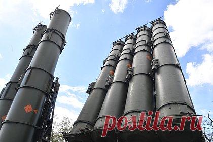 Над городом в ДНР сбили самолет. Над городом Енакиево в Донецкой народной республике (ДНР) был сбит самолет. Об этом сообщил мэр Роман Храменков. Он опубликовал фото, на котором виден столб черного дыма, и призвал местных жителей покинуть улицы. «Ситуацию проясняем», — добавил Храменков. Других деталей он не привел.