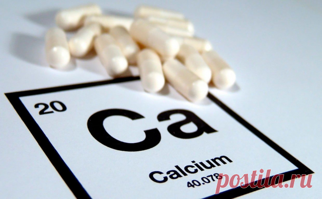 Кальций (Ca, Calcium) | Кухня Кухня Кальций был открыт в 1808 году Хэмфри Дэви, который путём электролиза гашеной извести и оксида ртути получил амальгаму кальция, в результате процесса выгонки ртути из которой и остался металл,