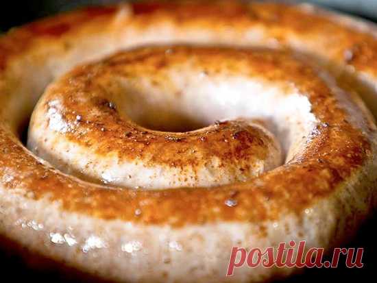 Как приготовить вкуснейшие домашние сосиски 
            На полках и под стеклами холодильников штабелями уложены колбасные батоны, рядом с которыми лежат их соседи и ближайшая родня — патронные ленты сосисок. Этот образ знаком и вечен для все…