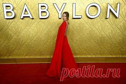 Журналисты раскрыли причину любви Марго Робби к безвкусным нарядам. Журналисты Daily Mail раскрыли причину любви австралийской актрисы Марго Робби к безвкусным образам. Знаменитость нередко попадает в списки звезд в худших нарядах. По мнению юзера sfalin7, телезвезда намеренно выходит в свет в плохих нарядах, чтобы отвлечь внимание публики от своей красоты.