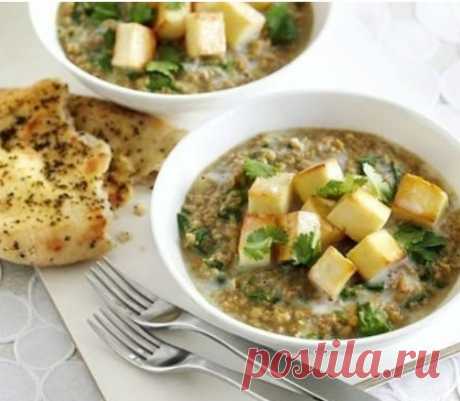 Чечевичный суп с паниром 
#лакто_вегетарианство@just_veg

Ингредиенты:

250 г чечевицы
Топленое масло (#гхи_вв)
Кусочек корня имбиря (натереть)
1 ч. л. гарам-масалы или самбар-масалы
Соль и другие специи по вкусу
200 мл кокосового или миндального молока
200 г панира или адыгейского сыра
100 г любой зелени

Приготовление:

Отварить чечевицу почти до готовности. Отвар слить. Добавить молоко и варить 2–3 минуты. Отдельно на масле пассировать специи и добавить их в суп вместе ...