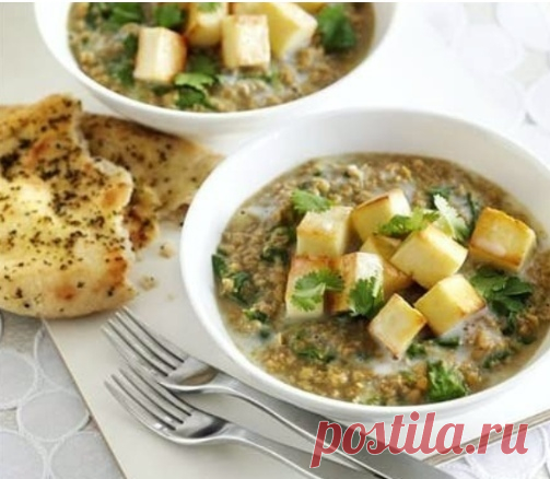 Чечевичный суп с паниром 
#лакто_вегетарианство@just_veg

Ингредиенты:

250 г чечевицы
Топленое масло (#гхи_вв)
Кусочек корня имбиря (натереть)
1 ч. л. гарам-масалы или самбар-масалы
Соль и другие специи по вкусу
200 мл кокосового или миндального молока
200 г панира или адыгейского сыра
100 г любой зелени

Приготовление:

Отварить чечевицу почти до готовности. Отвар слить. Добавить молоко и варить 2–3 минуты. Отдельно на масле пассировать специи и добавить их в суп вместе ...