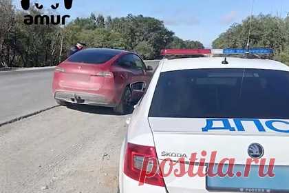 Россиянка устроила гонки по встречке на Tesla сына и попала на видео. На Сахалине 61-летняя женщина устроила гонки по встречной полосе на Tesla, взятой у сына. На появившихся кадрах видно, как электрокар россиянки идет на обгон прямо по зебре на трассе Троицкое — Новотроицкое. Жительница Сахалина имеет приличный стаж за рулем — 29 лет.