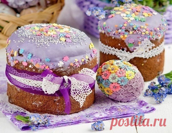 Помадка и глазурь для куличей. 

1) Глазурь белая 

Ингредиенты: 
- 200-230 г сахарной пудры 
- 1 белок 
- 1/2 ч. л. лимонного сока 

Приготовление: 
В чистой миске венчиком перемешайте белок с лимонным соком, постепенно всыпьте просеянную сахарную пудру и вмешайте ее. Глазурь готова, если белковая масса свисает с венчика, но не течет. Не стоит взбивать белок слишком интенсивно: глазурь насытится воздухом и будет пузыриться. Глазурь должна храниться в максимально герметичн...