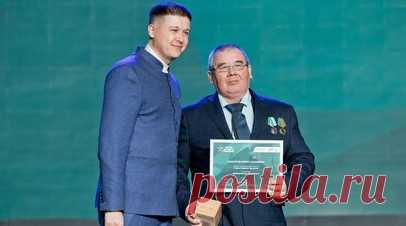 «Возможность прогреться и попариться поднимает дух»: в Татарстане волонтёр делает полевые бани для бойцов СВО. В Татарстане 63-летний Юрис Шакуров строит полевые бани на колёсах и отправляет их российским военнослужащим в зону СВО. Средства и материалы, по словам волонтёра, собирают всем районом. Он рассказал RT об особенностях своих сооружений. По его словам, возможность попариться и прогреться между выходами на задания поднимает бойцам боевой дух. Читать далее