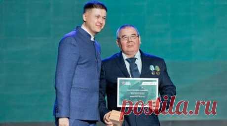 «Возможность прогреться и попариться поднимает дух»: в Татарстане волонтёр делает полевые бани для бойцов СВО. В Татарстане 63-летний Юрис Шакуров строит полевые бани на колёсах и отправляет их российским военнослужащим в зону СВО. Средства и материалы, по словам волонтёра, собирают всем районом. Он рассказал RT об особенностях своих сооружений. По его словам, возможность попариться и прогреться между выходами на задания поднимает бойцам боевой дух. Читать далее