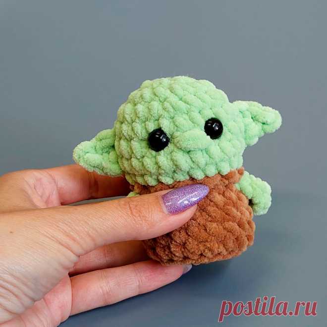 PDF Йода крючком. FREE crochet pattern; Аmigurumi toy patterns. Амигуруми схемы и описания на русском. Вязаные игрушки и поделки своими руками #amimore - плюшевый йода, маленький бейби йода из плюшевой пряжи, yoda baby, Star Wars: The Mandalorian, Звёздные войны: Мандалорец.
