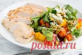 Легкий ужин: нежная куриная грудка с радужными овощами. Вкусно и полезно!