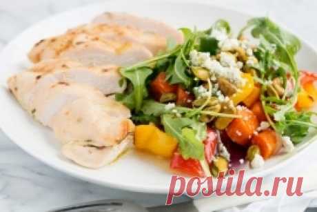 Легкий ужин: нежная куриная грудка с радужными овощами. Вкусно и полезно!