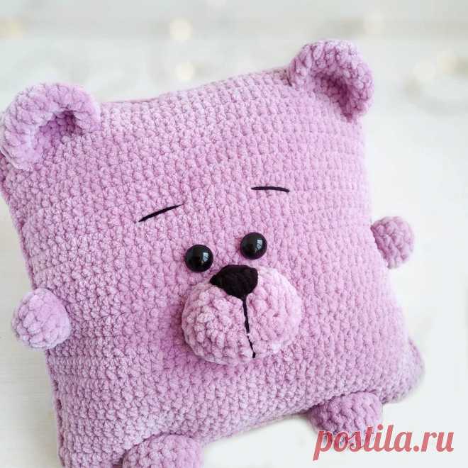 PDF Подушка Мишка крючком. FREE crochet pattern; Аmigurumi animal patterns. Амигуруми схемы и описания на русском. Вязаные игрушки и поделки своими руками #amimore - декоративная подушка в виде большого медведя из плюшевой пряжи, плюшевый мишка, медвежонок.