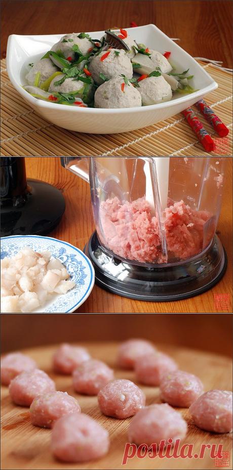 Сочетание рыбы и мяса в одном блюде, для китайской кухни — дело весьма обычное. Известно, что подобные блюда готовились в Китае уже более, чем две с половиной тысячи лет назад.