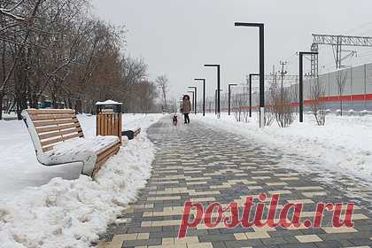 Дороги и скамейки в России предложили делать из мусора. В России предложили благоустроить территории с помощью мусора с промышленных и коммунальных предприятий. Отходы можно направить на строительство дорог, производство плитки и уличной мебели. Мусор можно переработать в тротуарную плитку, скамейки и прочие временные сооружения.