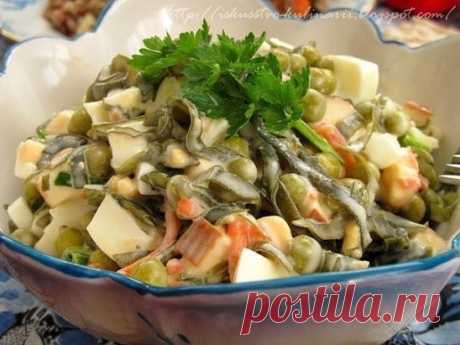 Салат с морской капустой (очень вкусный!)
Обалденно вкусный салатик с морской капустой!!! Вроде бы и состав совсем не изощренный, но улетает со стола на "Ура"!!! И в последствии просят еще))) Кстати, замечательный способ накормить домочадцев морской капустой, при учете конечно если они ее не жалуют. Одним словом - попробуйте! Ну и конечно же угощайтесь на здоровье!!! 
Ингредиенты:
250 гр. консервированной морской капусты (я покупаю салат в баночках из морской капусты, моркови и сельдерея корне