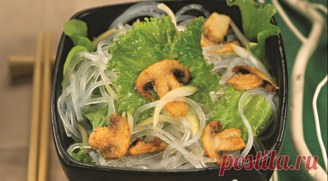 Грибы в сухарях с рисовой лапшой и салатом фризе, пошаговый рецепт с фото