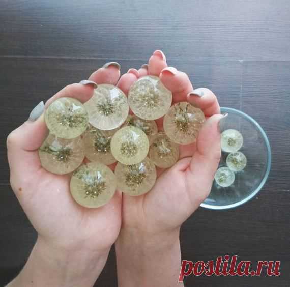 Одуванчики в смоле: мастер-класс 




В прошлом году тоже делала одуванчики.Но они были с усечением в месте крепления фурнитуры и недостаточно блестящие, на мой взгляд.







В этом году я нашла новые молды, которые позволяют сделат…
