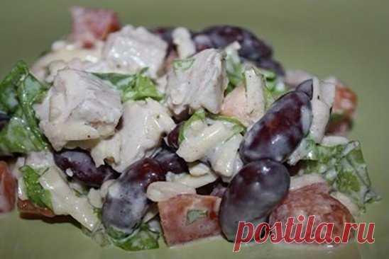 Салат с курицей и фасолью
Вкусненько! Особенно приятно то, что все ингредиенты не надо готовить, кроме куриного филе! :)
Ингредиенты:
красная фасоль 1 банка
сухарики 1 пачка
отварная куриная грудка
сыр 150 гр
зеленый салат
помидоры 1-2 шт
майонез