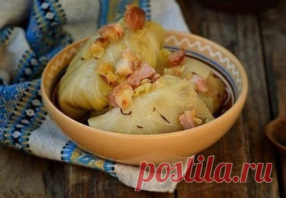 10 самых вкусных рецептов голубцов - обязательно сохраните.
1. Голубцы с грибами
Ингредиенты:
Белокочанная капуста — 8–10 листьев 
Вода 
Соль — по вкусу 
Растительное масло — 2 ст. л. 
Для начинки: 
Свежие грибы — 500 г или сушеные грибы — 100 г 
Томатная паста — 1–2 ст. л. 
Рассыпчатая рисовая каша — 1/2 ст.
Соль — по вкусу
Приготовление:
1. Капустные листья проварить в кипящей воде 2–3 мин., вынуть из воды, дать воде стечь. 
2. При необходимости жесткие прожилки листьев