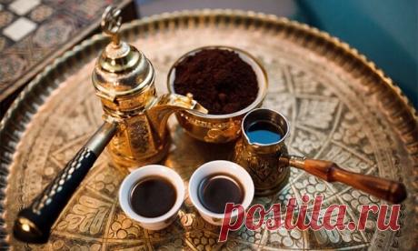 Лучшие кофейные рецепты

Кофе с кардамоном по-арабски

офе с кардамоном запоминается душистым ароматом с легкими нотками смолы, а во вкусе превалируют тона цитруса и эвкалипта. Мы рассмотрим арабский метод заваривания в турке, который популярен на Ближнем Востоке, в том числе и в Израиле, но при желании такой кофе можно запарить в чашке или приготовить в кофемашине.

Внимание! Для добавления в кофе подходит только зеленый кардамон, поскольку у черного слишком дымный аромат...