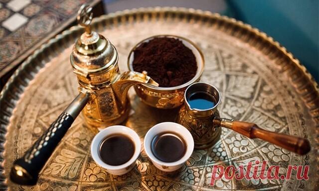 Лучшие кофейные рецепты

Кофе с кардамоном по-арабски

офе с кардамоном запоминается душистым ароматом с легкими нотками смолы, а во вкусе превалируют тона цитруса и эвкалипта. Мы рассмотрим арабский метод заваривания в турке, который популярен на Ближнем Востоке, в том числе и в Израиле, но при желании такой кофе можно запарить в чашке или приготовить в кофемашине.

Внимание! Для добавления в кофе подходит только зеленый кардамон, поскольку у черного слишком дымный аромат...