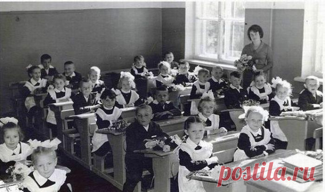 Для всех тех, кто отгрызал хлебную корочку по дороге домой А вы помните с кем сидели за одной партой в первом классе? За партой у которой откидывался край, что бы можно было вставать не выходя из-за парты приветствуя учителя, с чернильницами встроенными прямо...