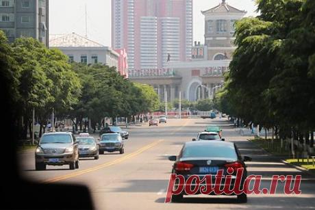 Россиянин побывал в Северной Корее и развеял популярный миф о стране. Российский блогер развеял популярный миф, что в Северной Корее почти нет нормальных автомобилей, а вместо них по улицам ездят чуть ли не одни грузовики на дровах. Сам блогер в этом убедился в первый час после приземления в Пхеньяне. Об этом он рассказал в личном блоге на платформе «Дзен».