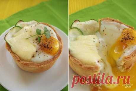 Яйца запеченые с сыром и цукини в песочной корзинке