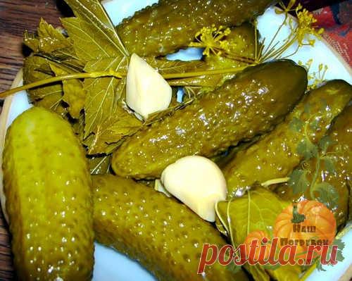 Огурцы я закатываю разными способами. Мои любимые рецепты с водкой. Ее я добавляю, чтобы они были хрустящие, а аромат и вкус дают специи и зелень. Консервирую холодным способом без стерилизации, есть обалденный вариант с лимоном и медом. Банки беру объемом 3 литра. и 1 л. Очень удобно и практично