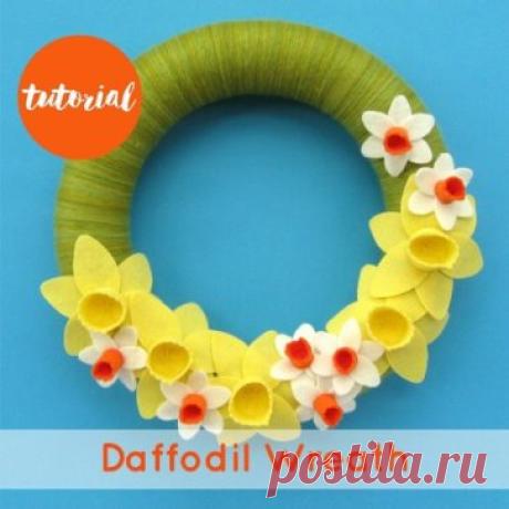 Для тех, кто ждёт прихода весны! Нежный веночек, украшенный нарциссами. Мастер-класс - по ссылке ниже.