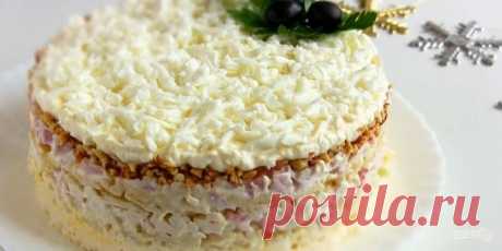 Салат на Новый год "Снежная королева" 
 
Обалденно вкусный салат на Новый год "Снежная королева" наверняка понравится вашим родным и гостям - крабовые палочки, ветчина, сладкое яблоко, арахис, плавленый сыр, отварные яйца и маринованный л…