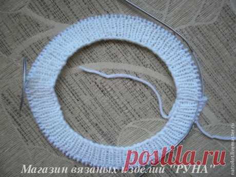 классический вязаный берет спицами