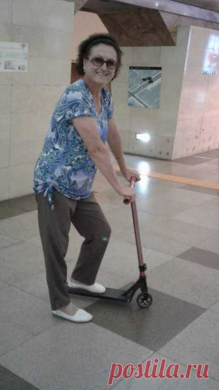 Читаю в ленте стихи о возрасте и бунтует моё внутреннее Я...Вот не утерпела,написала...Критикуйте...

Я ПРОДОЛЖАЮ ЖИТЬ.

Попрыгала немножко...не сыпется песок,
Мазок волшебной краской-и не блестит висок.
Пусть ноет тот,кто сердцем давненько постарел,
Во мне живёт девчонка...да тот ещё пострел...

Не нойте:постарели...в душе мы так легки...
Ну,платьице чуть длинше,чуть ниже каблуки...
А мысли то-шальные...какие тут года,
В себя я свято верю,другое-ерунда.

Читаю улыбаясь за...