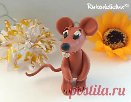 В этом уроке я покажу как слепить мышку из пластилина с пошаговыми фотографиями и видео. Если вы хотите сделать такую фигурку мыши или крыси вместе с детьми, то приведенный мастер-класс максимально упростит вам задачу.