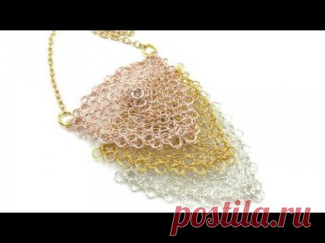 Colgante De Triángulos De Alambre Superpuestos En Punto Peruano