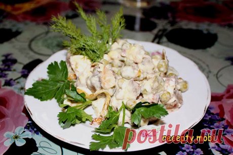 Салат «Аристократ» с сардиной и жареными шампиньонами
✅Ингредиенты
шампиньоны свежие – 700 г;
сардины – 1 б;
зеленый горошек – 1 б;
маринованные огурцы – 4 шт;
головка лука-порея – 1 шт;
колбасный подкопченный сыр – 300 г;
оливковое масло – 3 ст. л;
яйца куриные – 3 шт;
майонез – 4 ст. л;
соль – 1 ч. л.